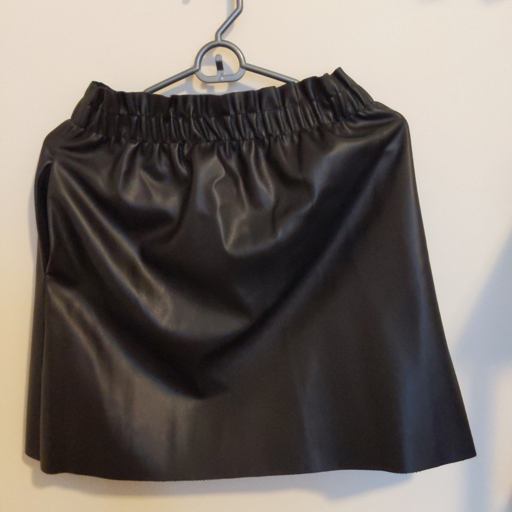 Leather-y Zara knit skirt in Medium